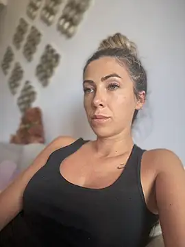 RaquelleDevon online show from August 1, 1:24 pm