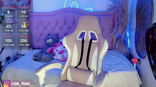 Mia foxx  online show from September 25, 9:23 pm