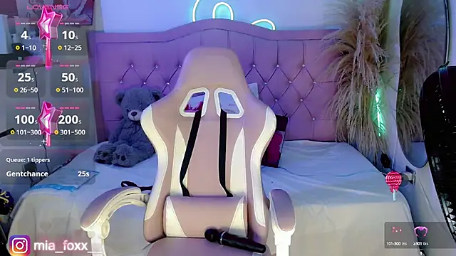 Mia foxx  online show from October 3, 9:42 pm