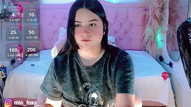 Mia foxx  online show from October 5, 10:04 pm