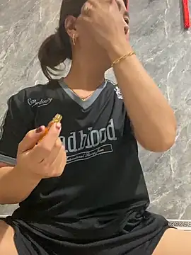 Linaannn online show from May 1, 11:30 pm