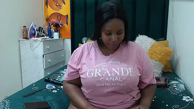 Snapshot of GaggingQueenxx chatting on October 20, 10:29 am GaggingQueenxx online show from October 20, 10:29 am