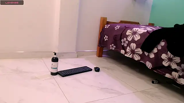 alisontitsmilk19 online show from December 5, 2:33 am