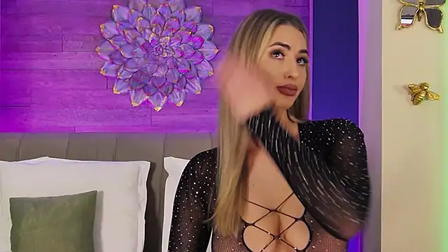 LoraDevine online show from April 30, 7:52 pm