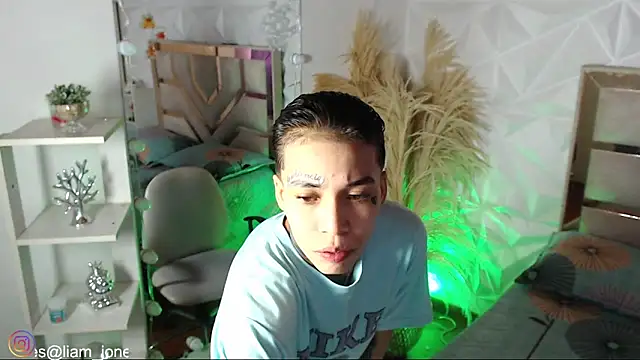 Jonesliam23 online show from January 5, 7:39 pm