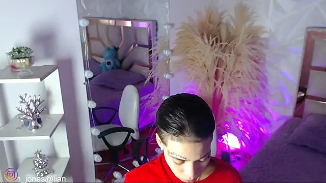 Jonesliam23 online show from February 5, 7:17 pm