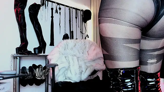 missdarklady online show from May 4, 11:29 pm