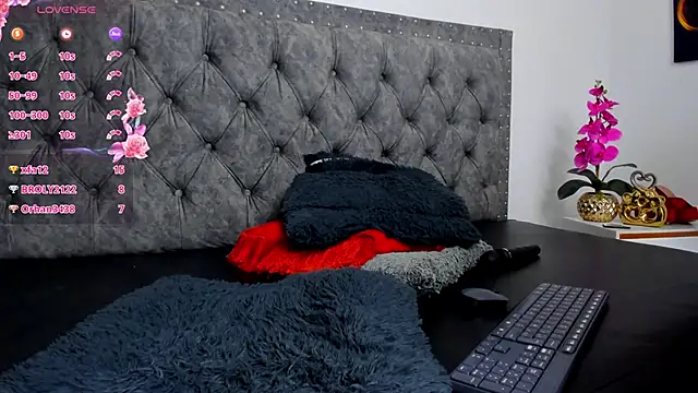 Layla kaderr online show from November 24, 12:01 am