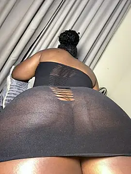 Hugemassivebootie online show from July 25, 6:15 pm