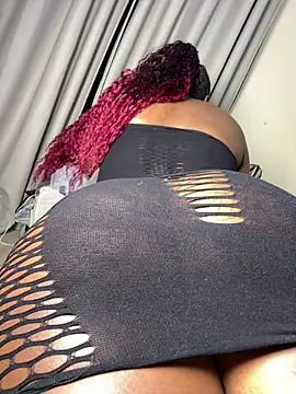 Hugemassivebootie online show from July 31, 9:05 pm