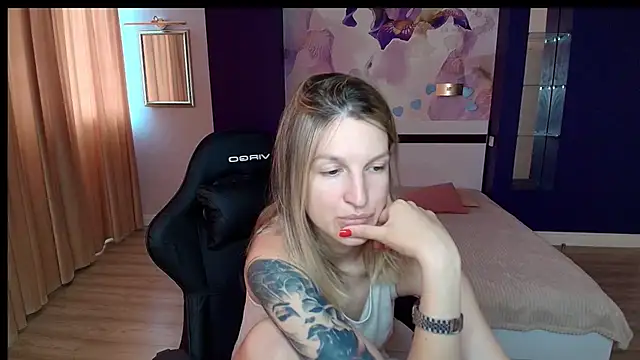 EmilyWalkeri online show from July 2, 7:25 am