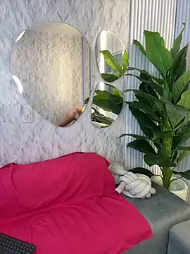 Emelyross  online show from October 6, 6:45 pm