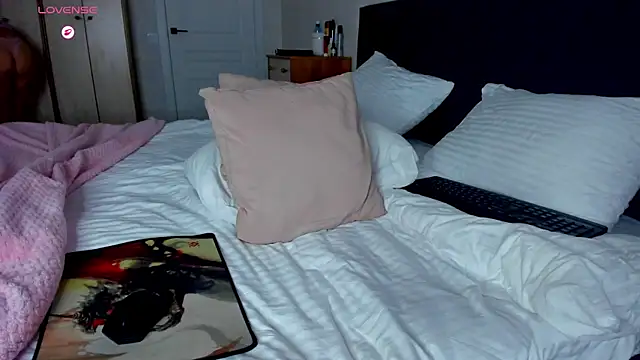  Luna Ly online show from August 4, 2:45 pm