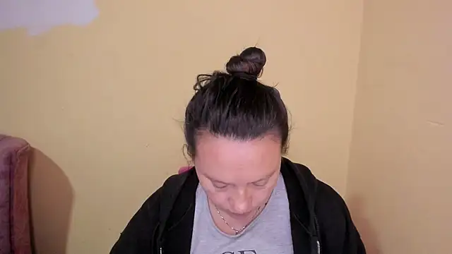 lauraguzman online show from August 5, 3:02 am