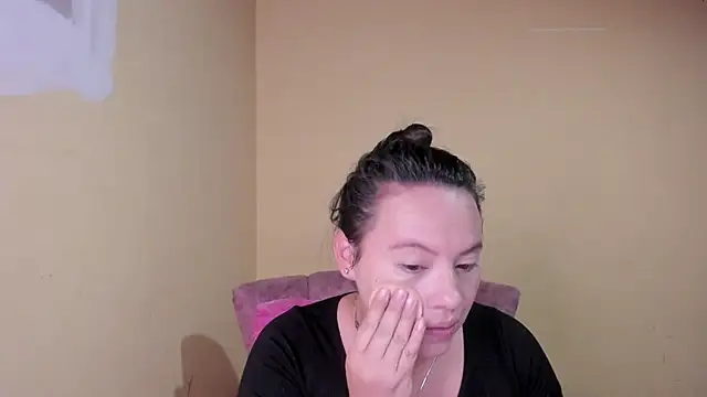 lauraguzman online show from July 15, 2:49 am