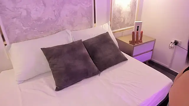 victoria18x online show from November 4, 7:30 pm