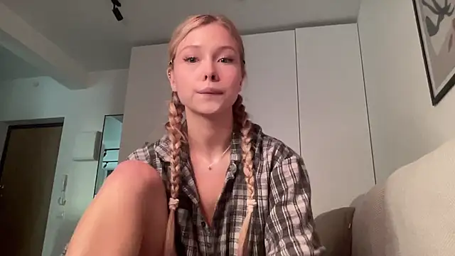 Snapshot of april_blush chatting on September 9, 3:23 pm april blush online show from September 9, 3:23 pm