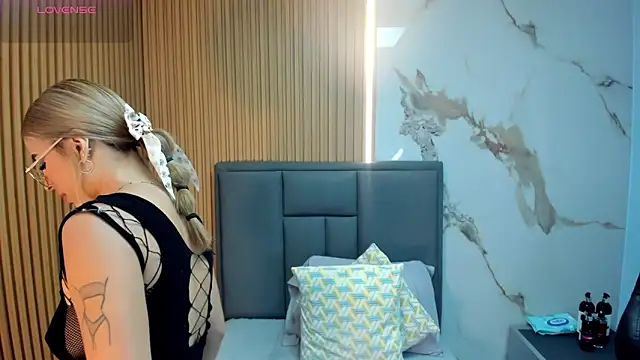 LUCYAMARS1 online show from March 5, 12:56 pm