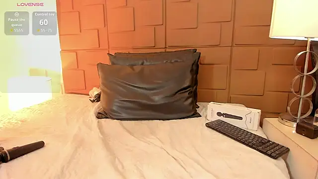 NaomyRivera online show from August 1, 8:22 pm