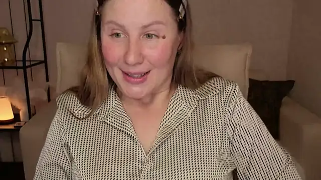 Snapshot of Helens_love chatting on October 19, 2:13 am Helens love online show from October 19, 2:13 am