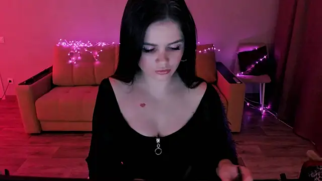 Lora Cain online show from December 5, 1:45 pm