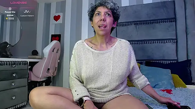 Julianewell online show from February 7, 12:42 pm