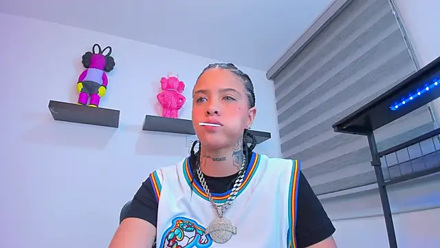 Gangster Girl online show from November 4, 2:27 am