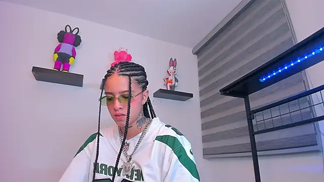 Gangster Girl online show from December 22, 6:38 am