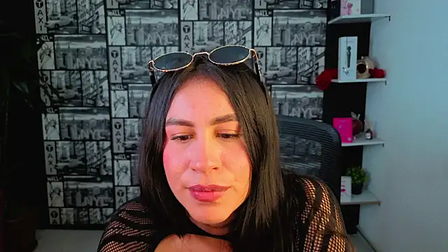 EmiGomez  online show from June 22, 3:25 am