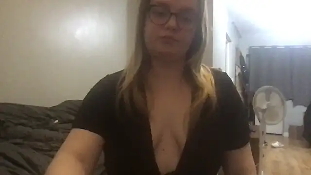 Snapshot of honeyyy24 chatting on October 5, 6:46 pm honeyyy24 online show from October 5, 6:46 pm
