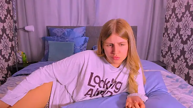 Snapshot of kirraa_ chatting on September 10, 1:44 pm kirraa  online show from September 10, 1:44 pm