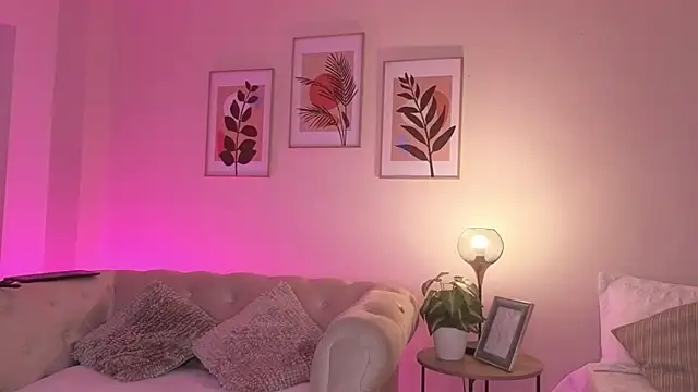 DahianaWalcott online show from March 13, 6:20 pm