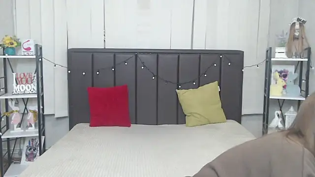 LauraHlot online show from October 10, 5:40 pm