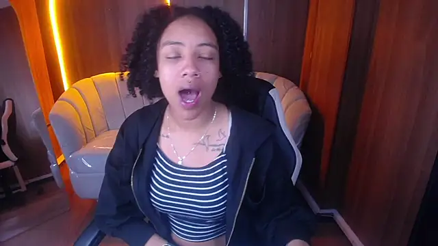 Violeth b online show from December 4, 1:02 pm