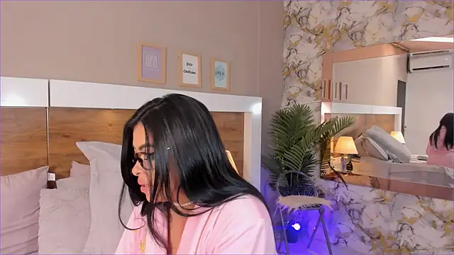 EmaBakker online show from October 5, 1:38 pm