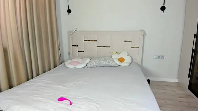 Lola Peach online show from August 3, 6:06 am