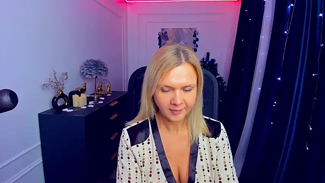 AgathaKlouin online show from December 21, 8:24 pm