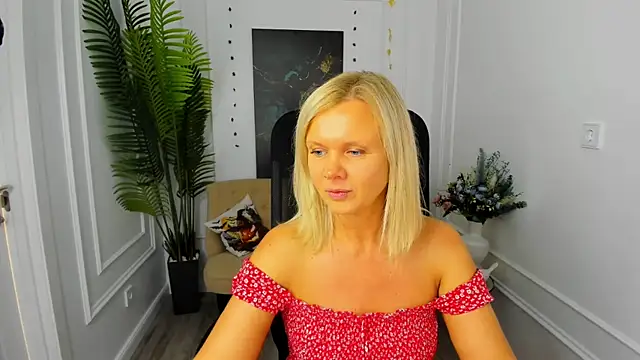 AgathaKlouin online show from October 14, 7:16 pm