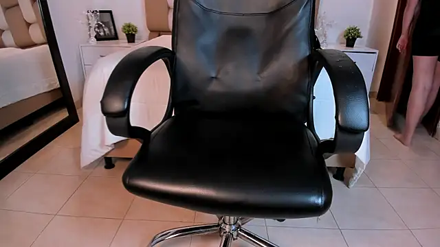 Lyssa Muller online show from November 6, 3:40 pm