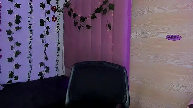 SarahStones online show from April 29, 4:42 pm