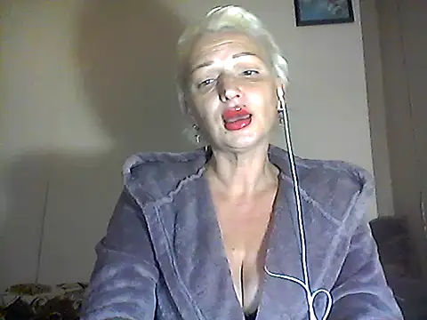Snapshot of MaryJane441 chatting on September 30, 7:08 pm MaryJane441 online show from September 30, 7:08 pm