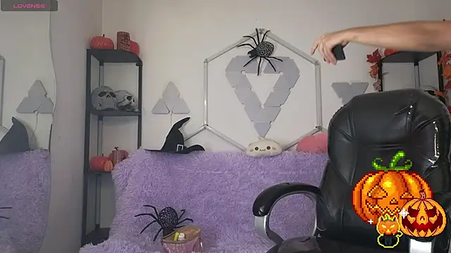 Snapshot of littlevixen18 chatting on October 20, 2:09 pm littlevixen18 online show from October 20, 2:09 pm