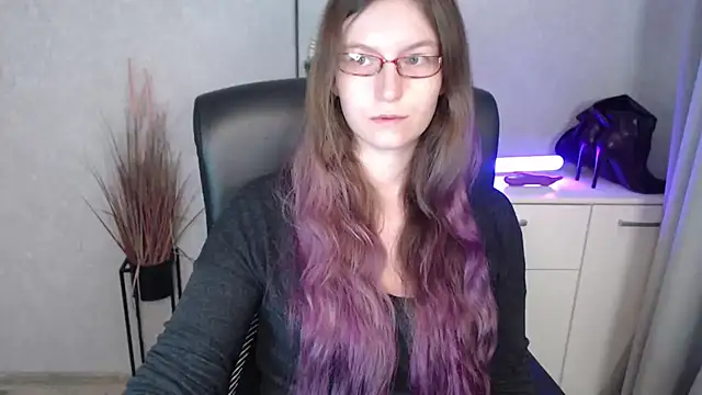 emmaxDelight online show from October 30, 7:00 am