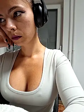 Snapshot of allinqueen chatting on September 25, 11:35 pm allinqueen online show from September 25, 11:35 pm