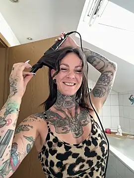 BrownieyQueen online show from July 4, 8:10 am