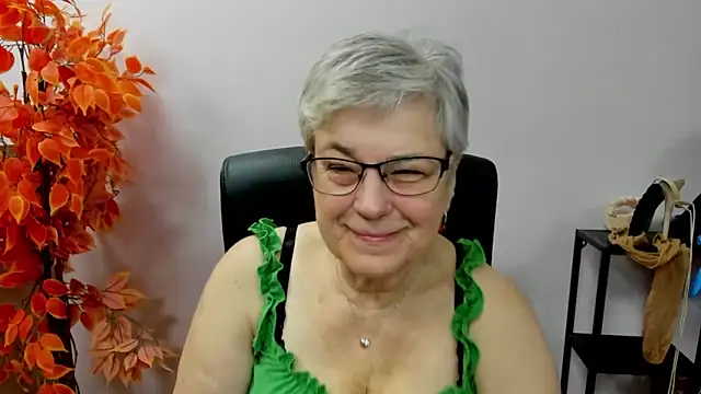 Snapshot of IrisDream chatting on October 17, 6:49 am IrisDream online show from October 17, 6:49 am