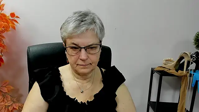 Snapshot of IrisDream chatting on October 10, 7:02 am IrisDream online show from October 10, 7:02 am
