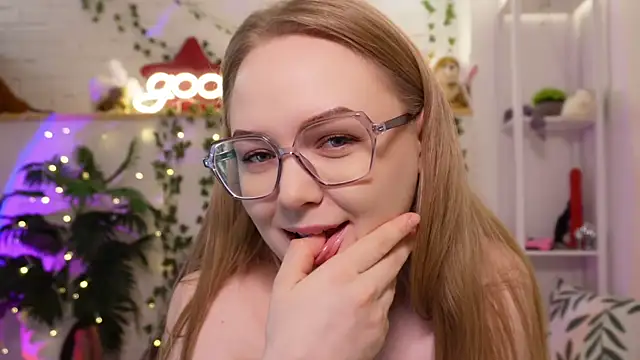 MonicaAsis online show from December 2, 6:10 pm