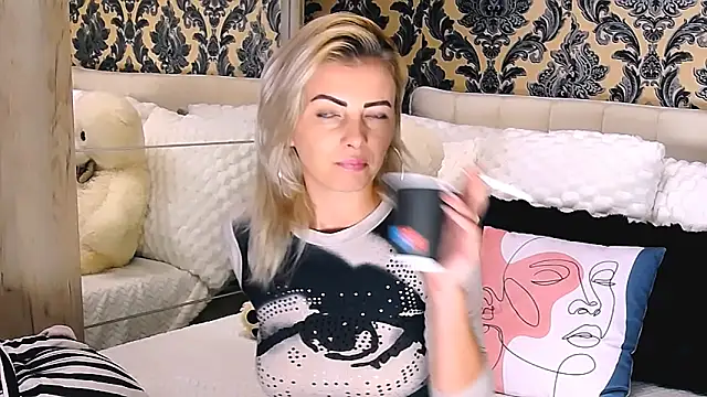 Snapshot of Aly_girl1 chatting on October 4, 8:20 am Aly girl1 online show from October 4, 8:20 am