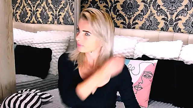 Snapshot of Aly_girl1 chatting on September 30, 8:31 am Aly girl1 online show from September 30, 8:31 am